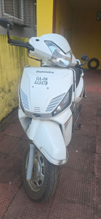 White Mahindra Gusto 125