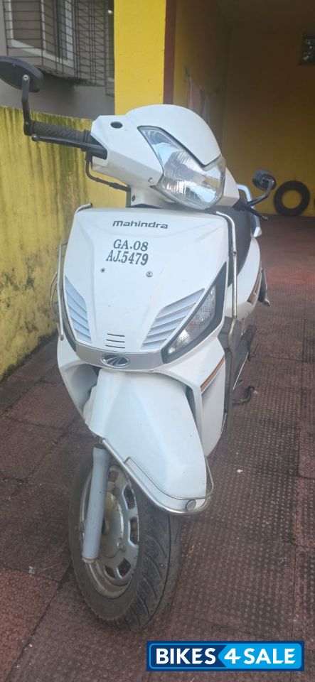 White Mahindra Gusto 125