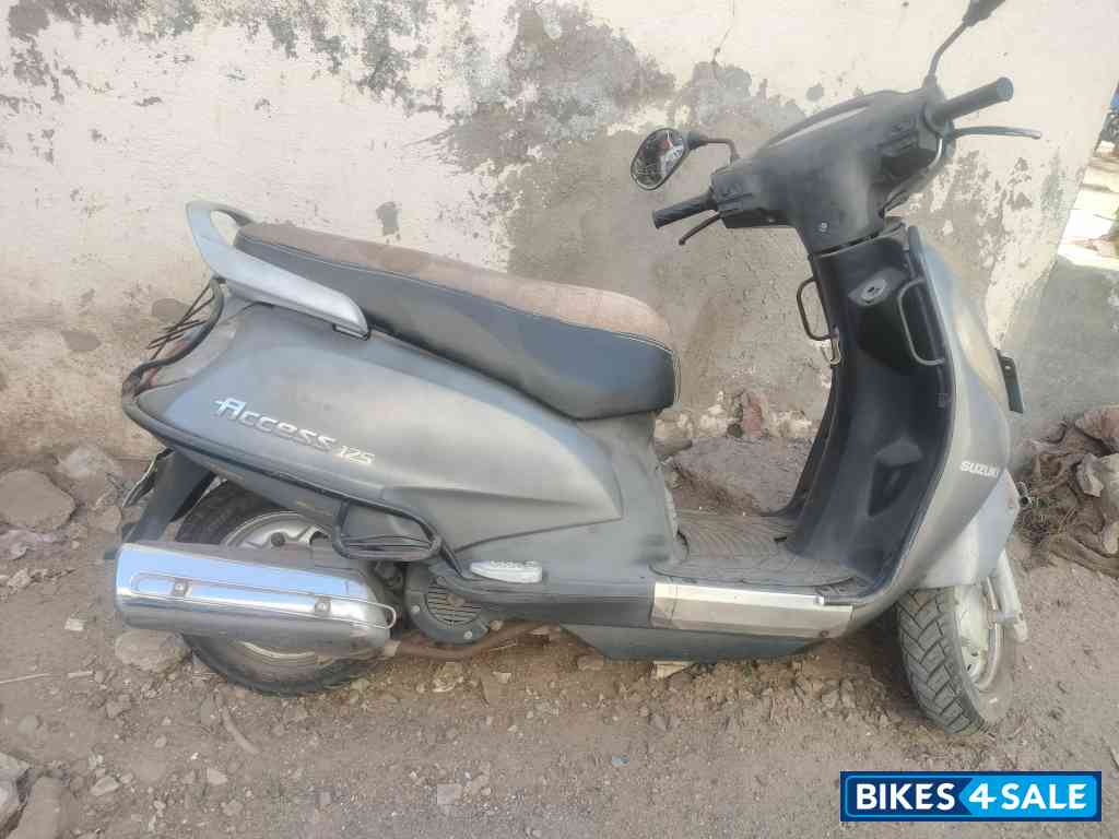 Grey Suzuki Access 125 Grey Suzuki Access 125