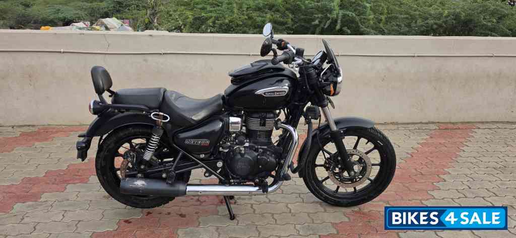Black Royal Enfield Meteor 350 Stellar Black Royal Enfield Meteor 350 Stellar