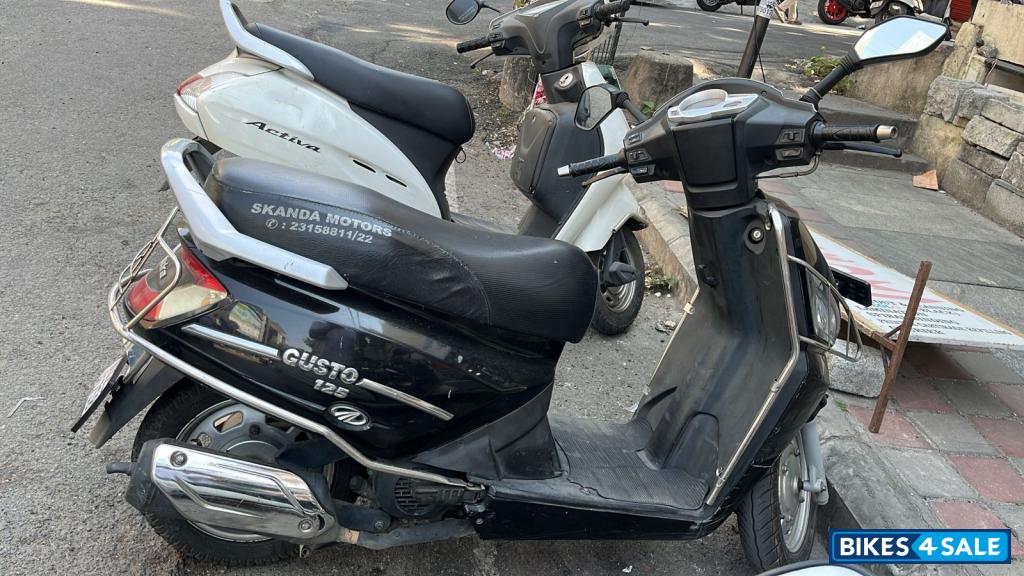 Black Mahindra Gusto 125