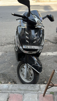Black Mahindra Gusto 125