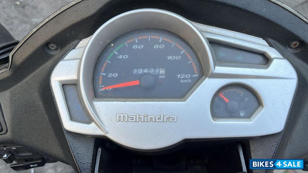 Black Mahindra Gusto 125