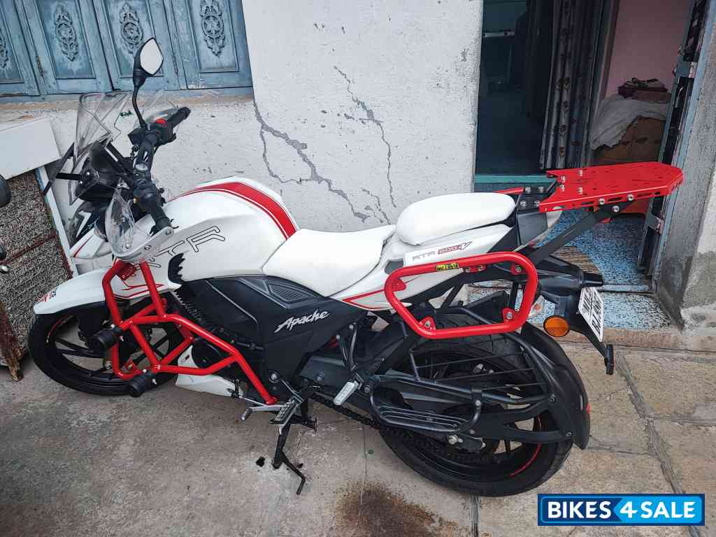 Pearl White TVS Apache RTR 200 4V 2020 Pearl White TVS Apache RTR 200 4V 2020