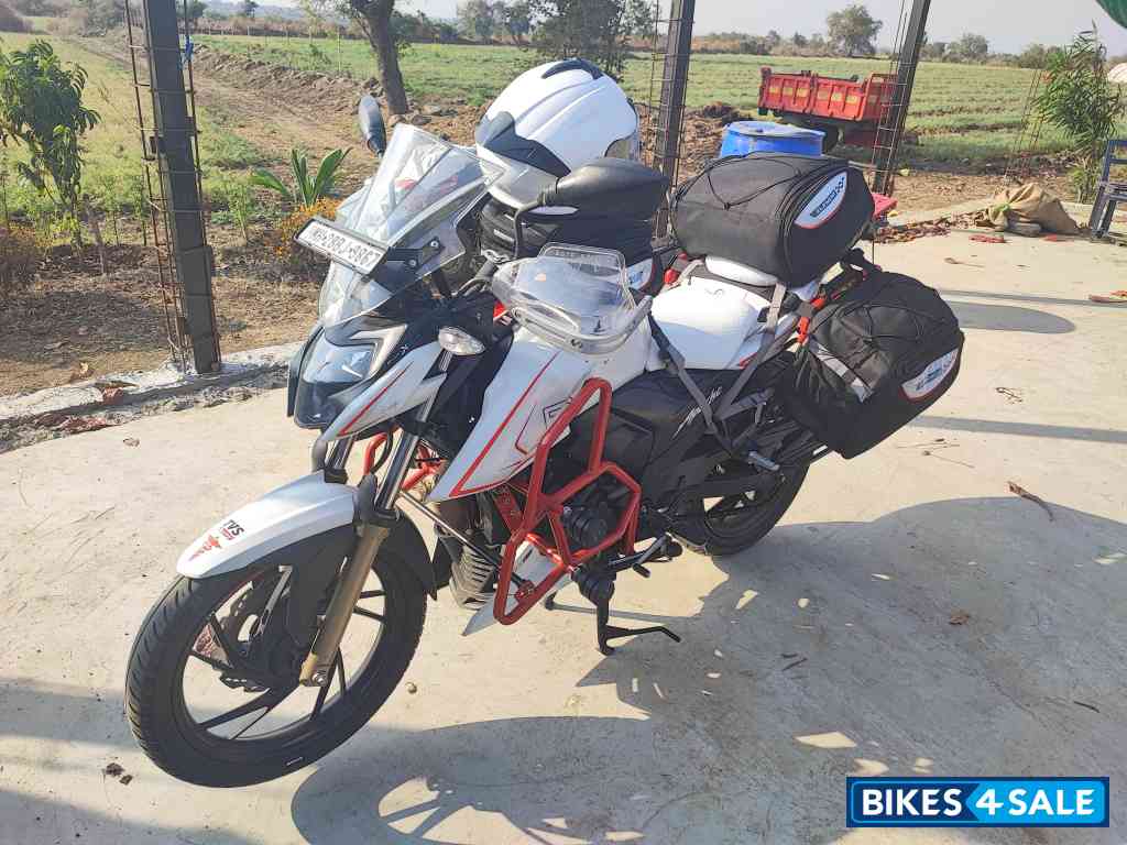 Pearl White TVS Apache RTR 200 4V 2020 Pearl White TVS Apache RTR 200 4V 2020