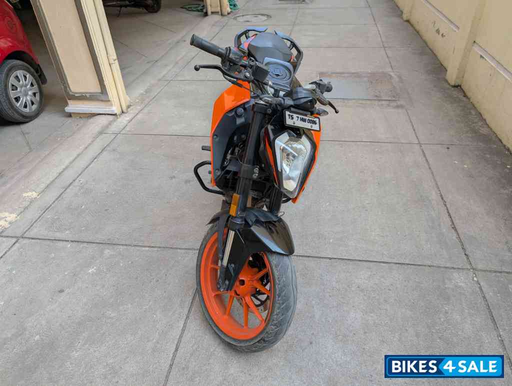 Orange KTM Duke 200 ABS