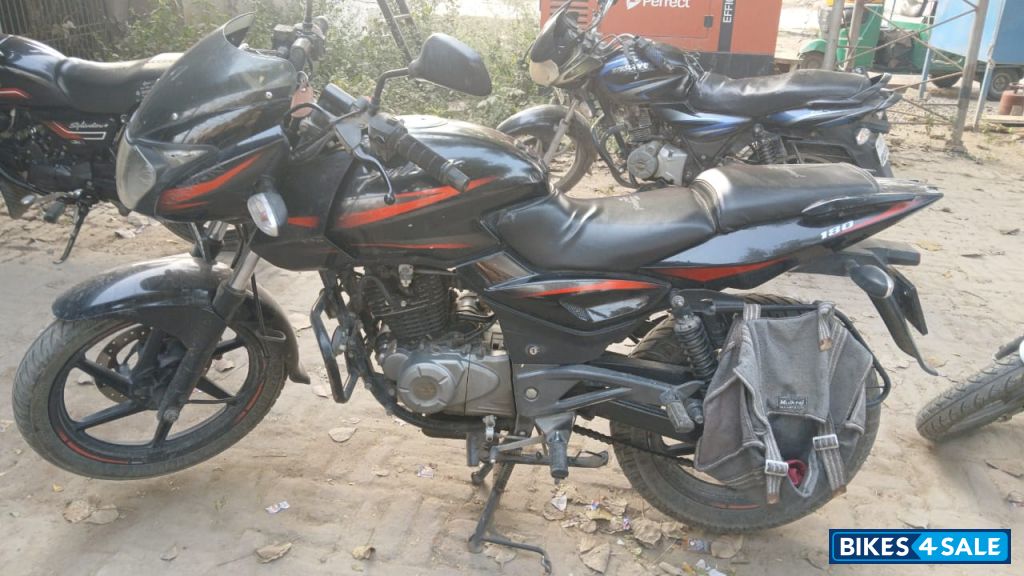 Black Bajaj Pulsar 180 DTSi Black Bajaj Pulsar 180 DTSi