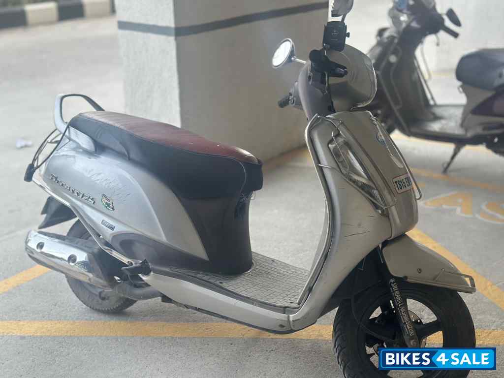 Silver Suzuki Access 125 Silver Suzuki Access 125