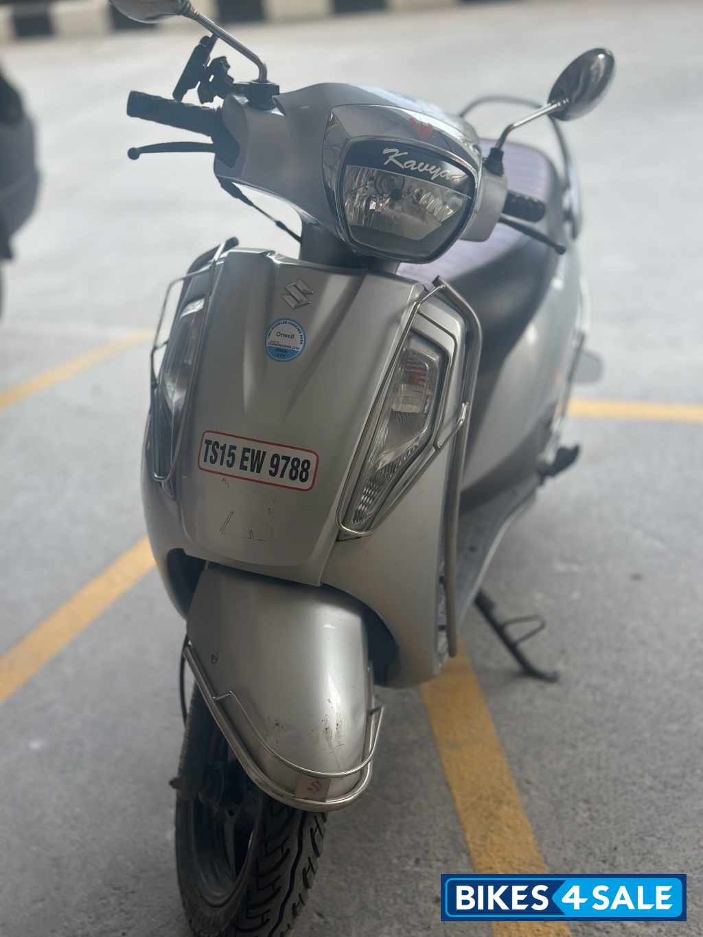 Silver Suzuki Access 125 Silver Suzuki Access 125