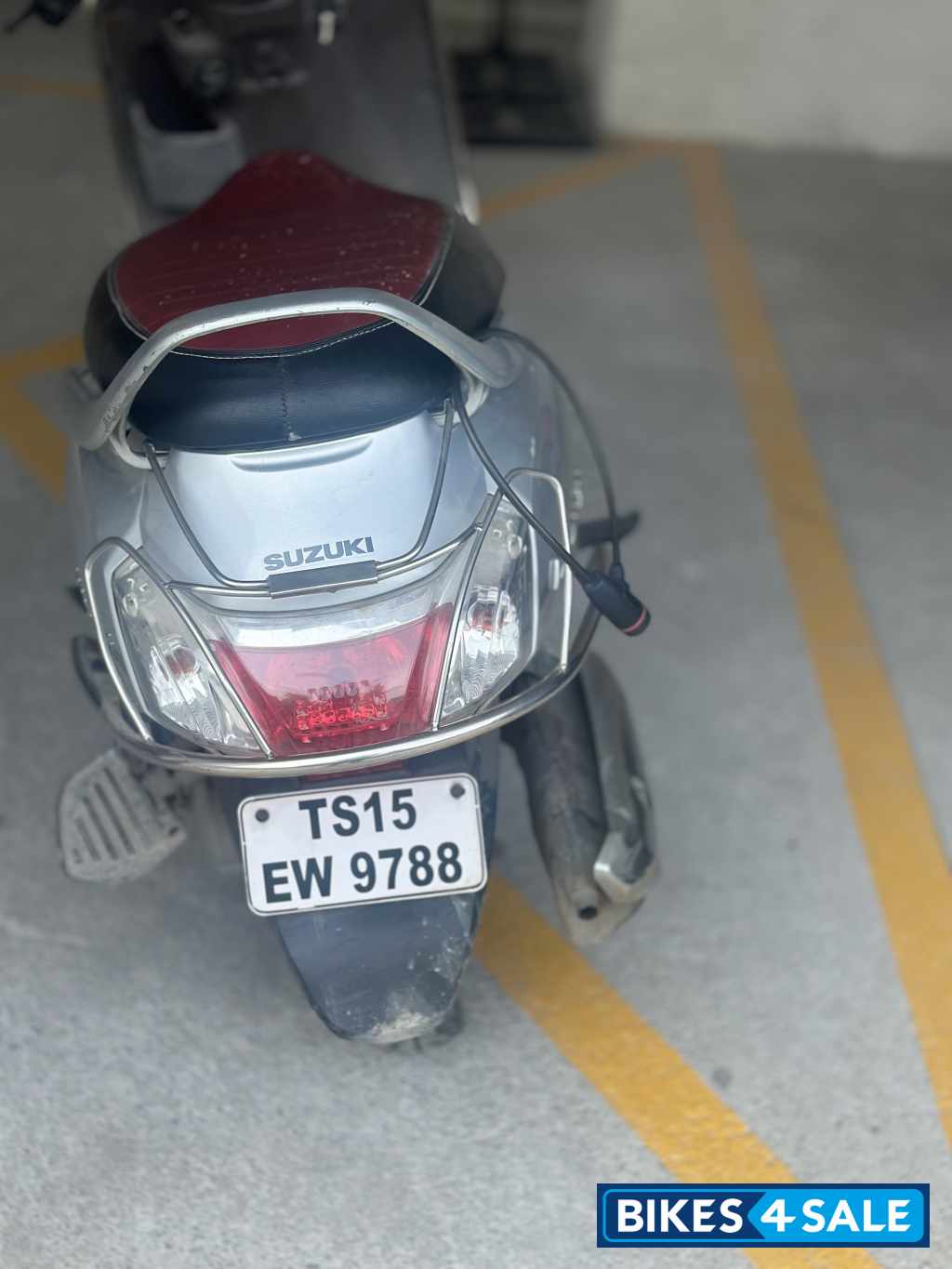 Silver Suzuki Access 125 Silver Suzuki Access 125