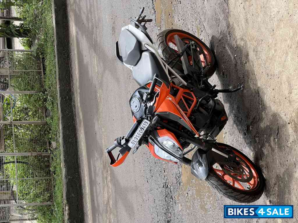 Orange KTM Duke 390 Orange KTM Duke 390