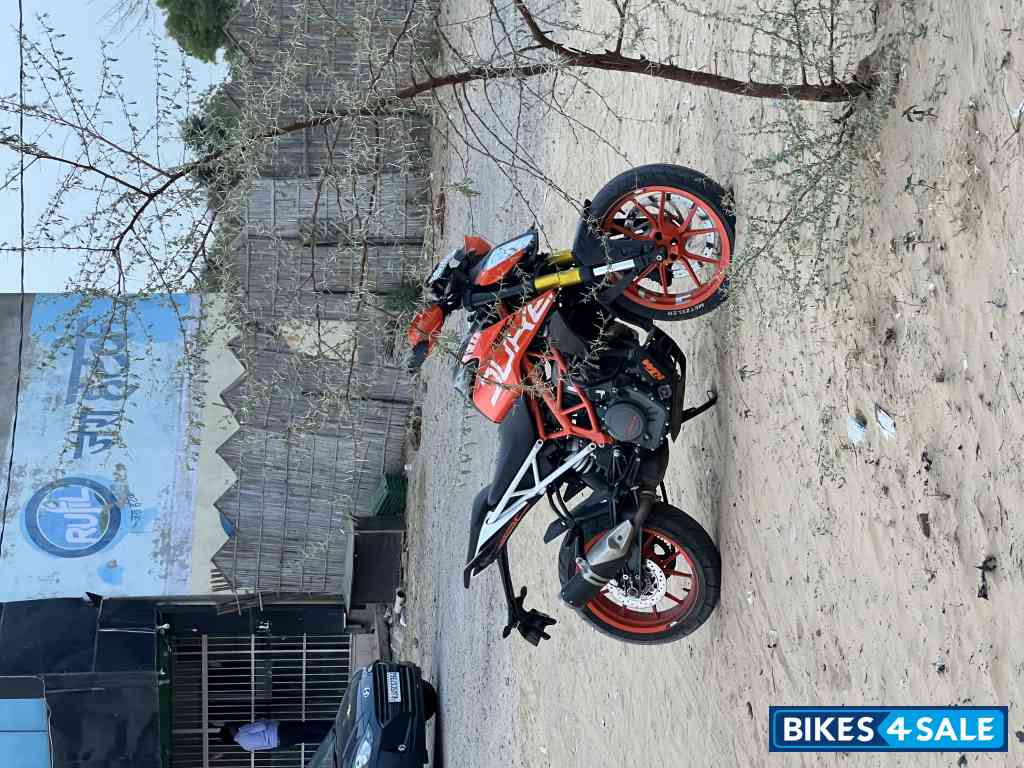 Orange KTM Duke 390 Orange KTM Duke 390