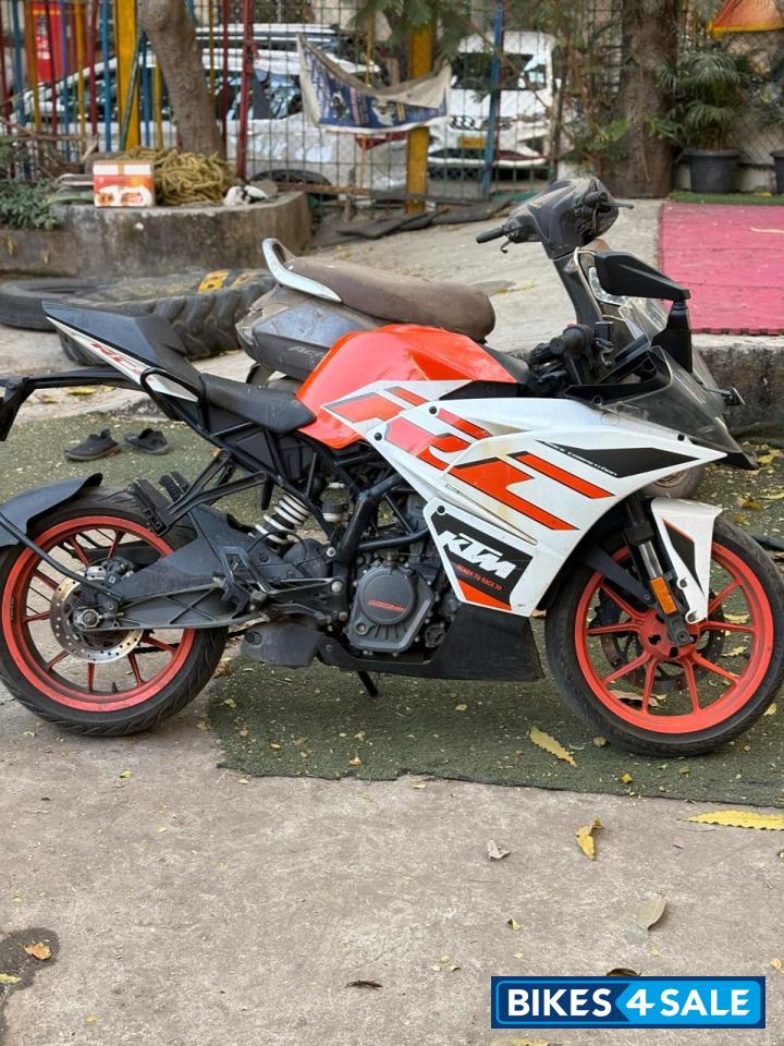 Orange KTM RC 125 Orange KTM RC 125
