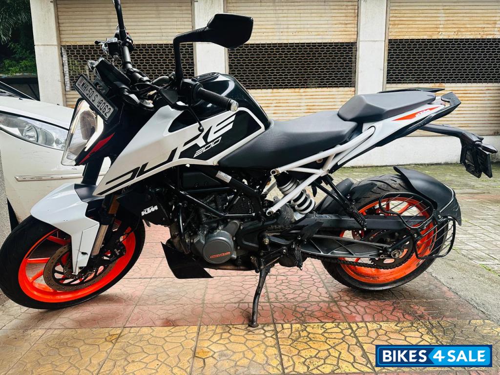 Ceramic White KTM Duke 200