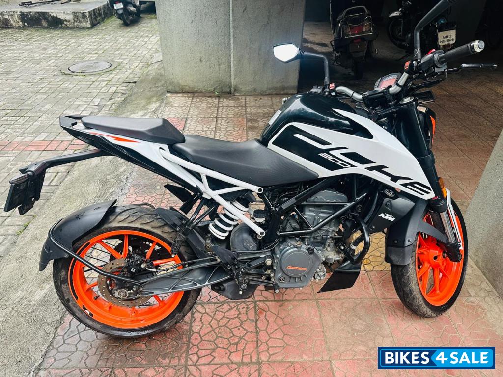 Ceramic White KTM Duke 200 Ceramic White KTM Duke 200