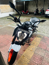 Ceramic White KTM Duke 200