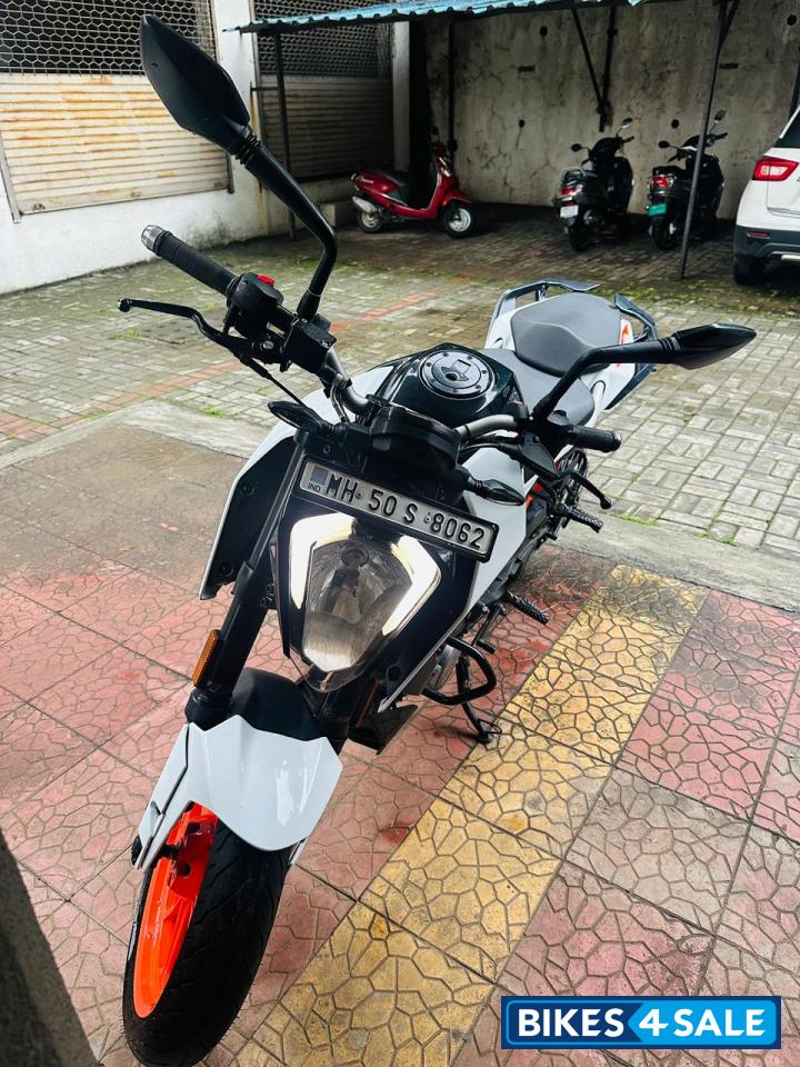 Ceramic White KTM Duke 200 Ceramic White KTM Duke 200