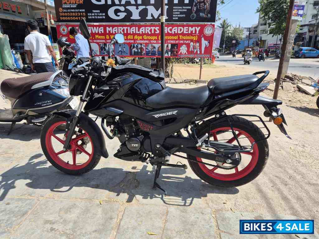 Black TVS Raider 125