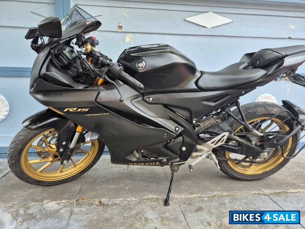 Black Yamaha R15 V4