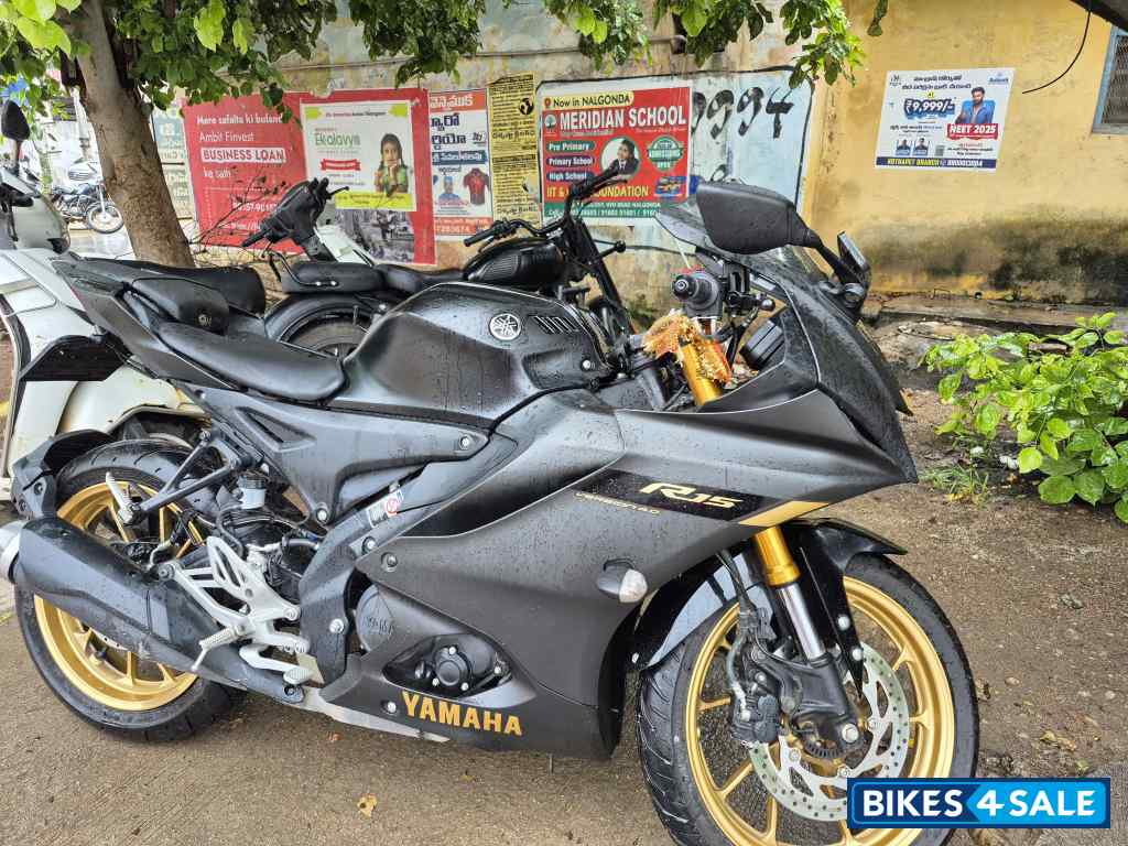 Black Yamaha R15 V4 Black Yamaha R15 V4