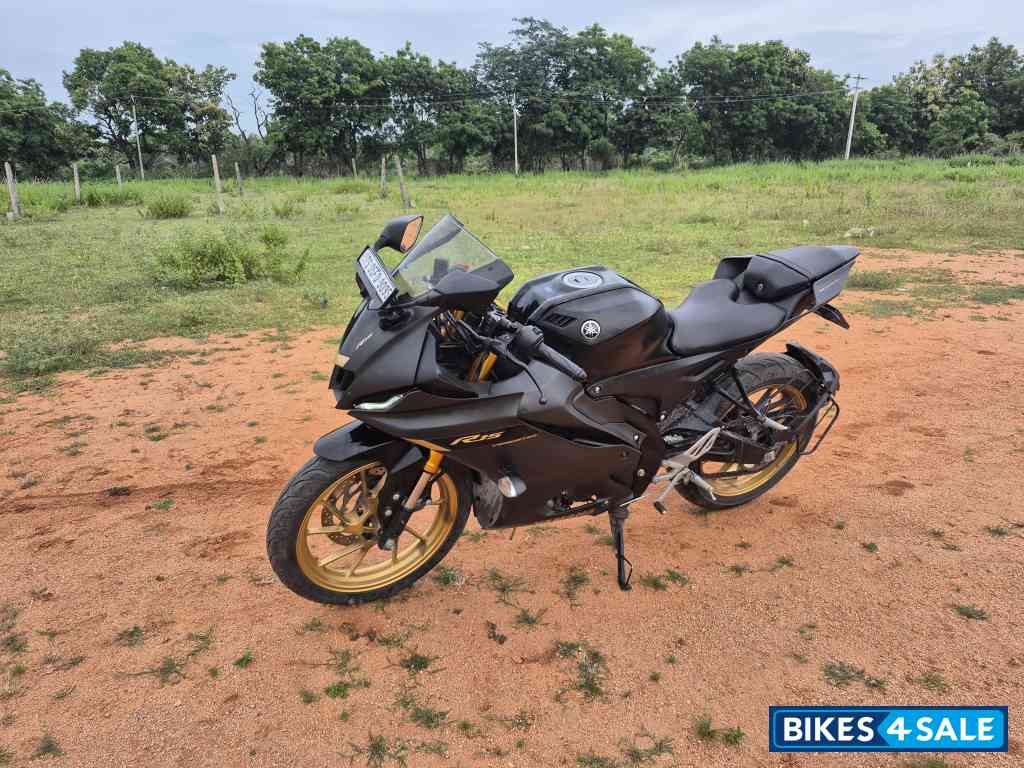 Black Yamaha R15 V4 Black Yamaha R15 V4