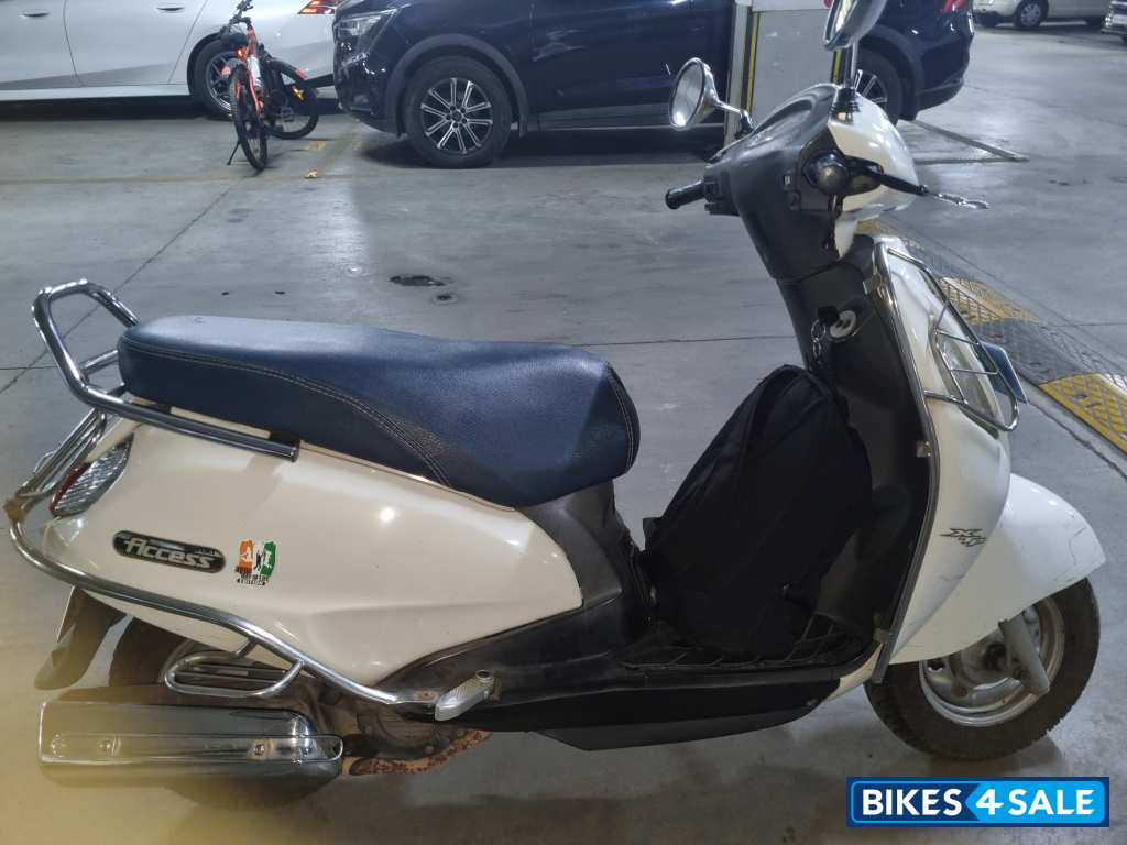 White Suzuki Access 125 White Suzuki Access 125