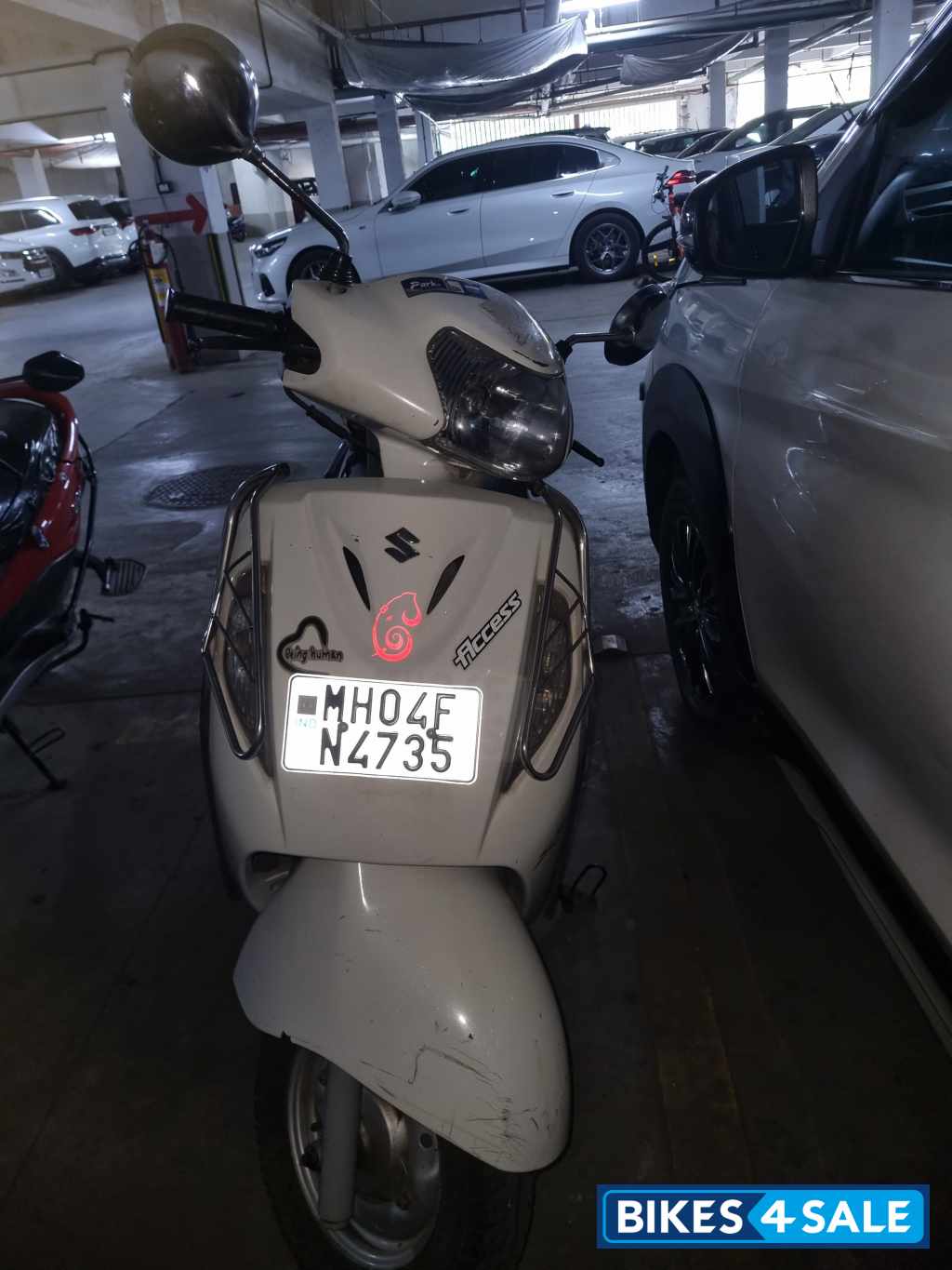 White Suzuki Access 125 White Suzuki Access 125