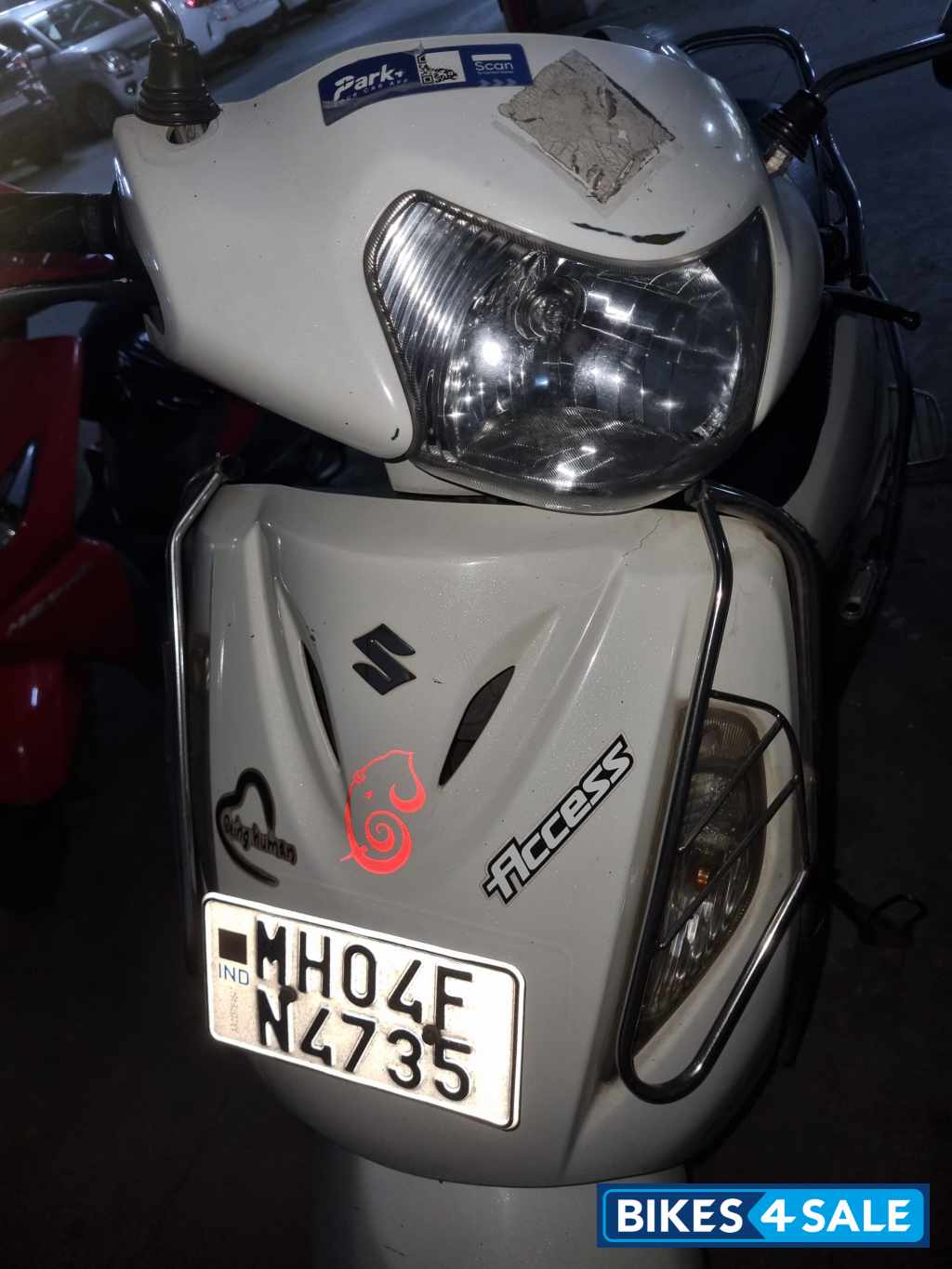 White Suzuki Access 125 White Suzuki Access 125
