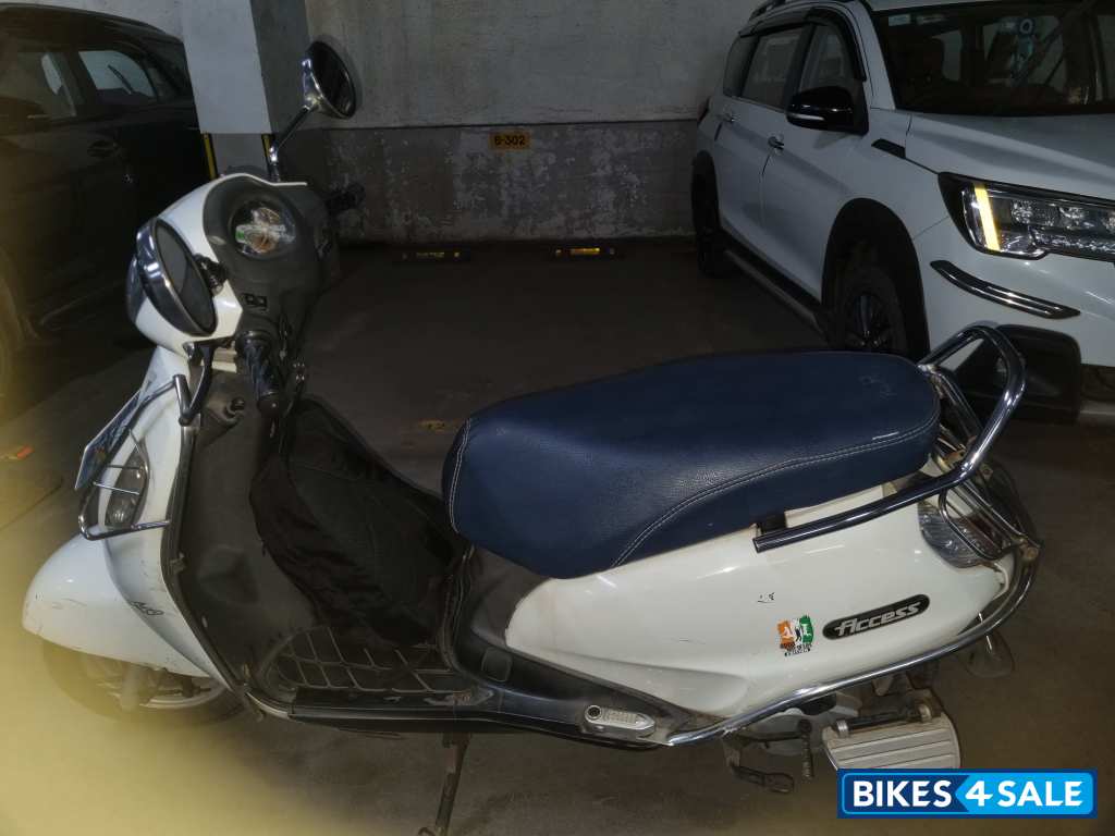 White Suzuki Access 125 White Suzuki Access 125