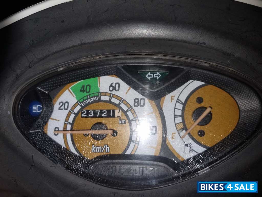 White Suzuki Access 125 White Suzuki Access 125