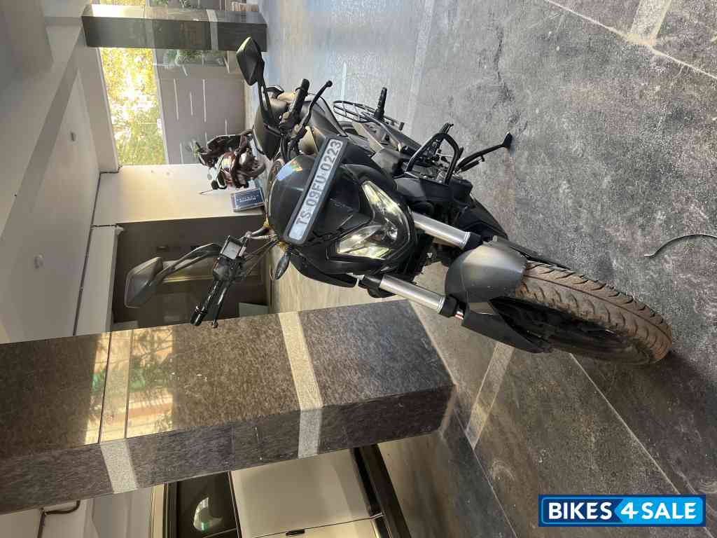 Black Bajaj Dominar 250