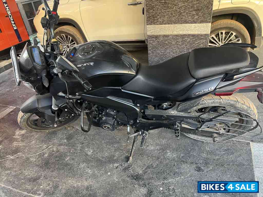 Black Bajaj Dominar 250