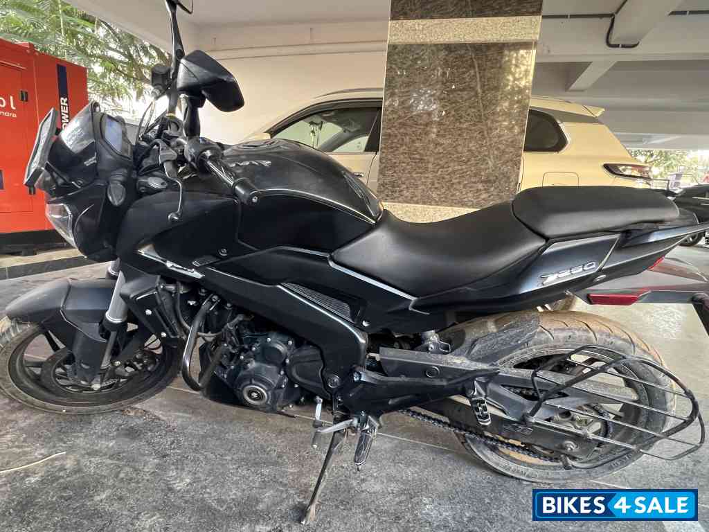 Black Bajaj Dominar 250