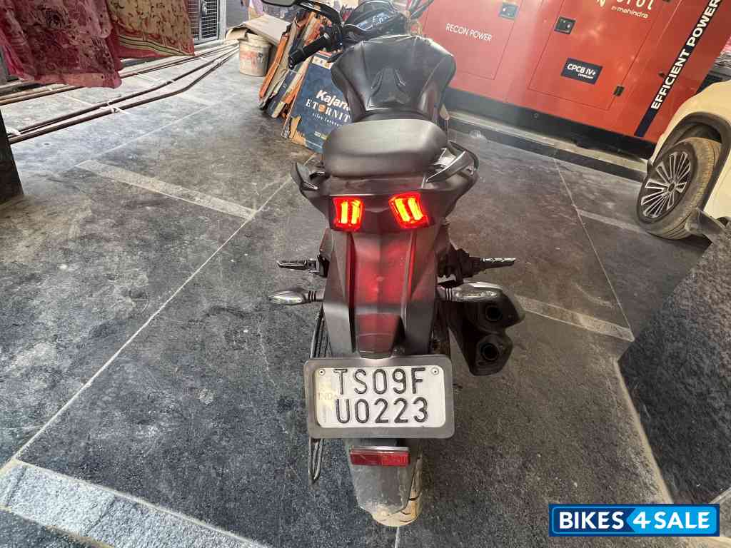 Black Bajaj Dominar 250