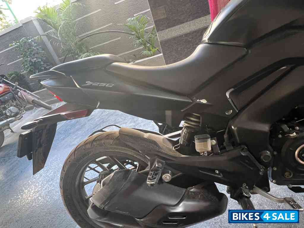 Black Bajaj Dominar 250