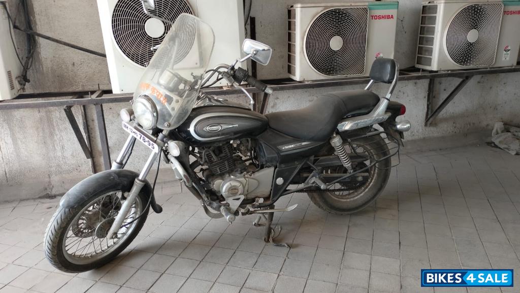 Black Bajaj Avenger 220 DTS-i