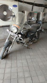 Black Bajaj Avenger 220 DTS-i