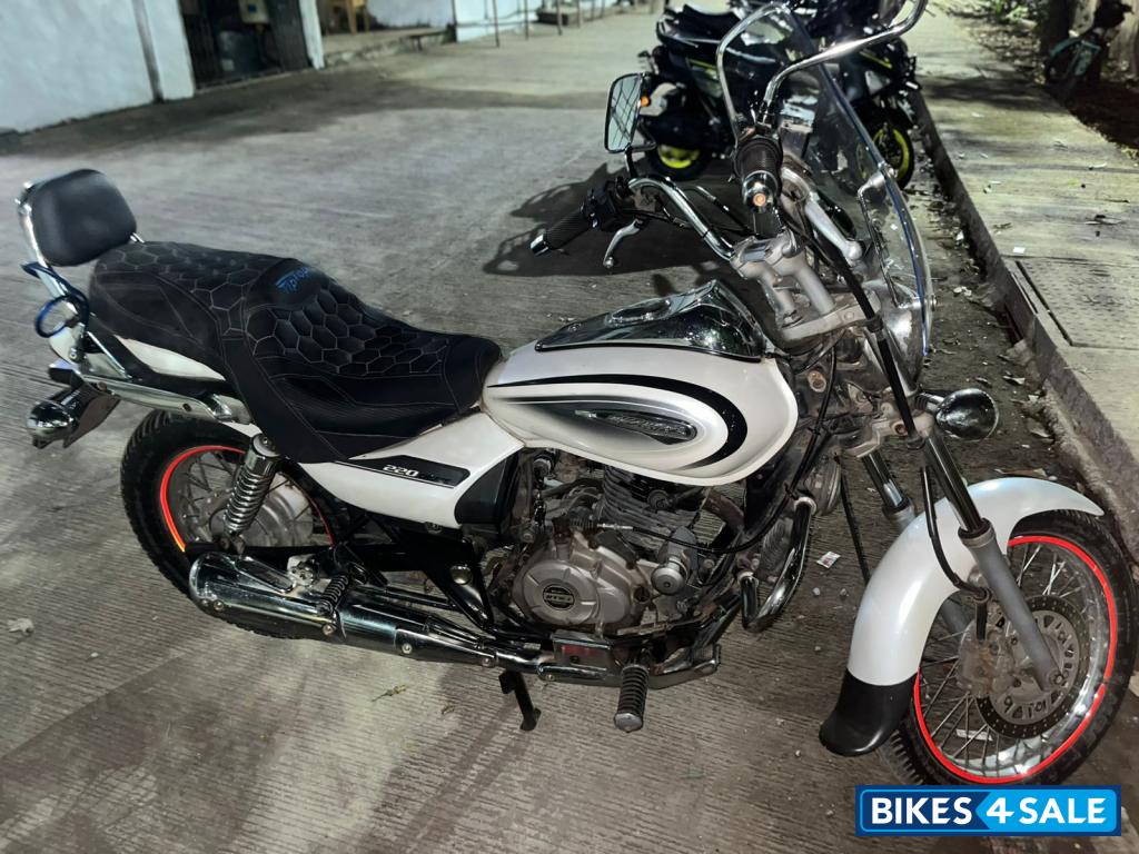 White Bajaj Avenger Cruise 220