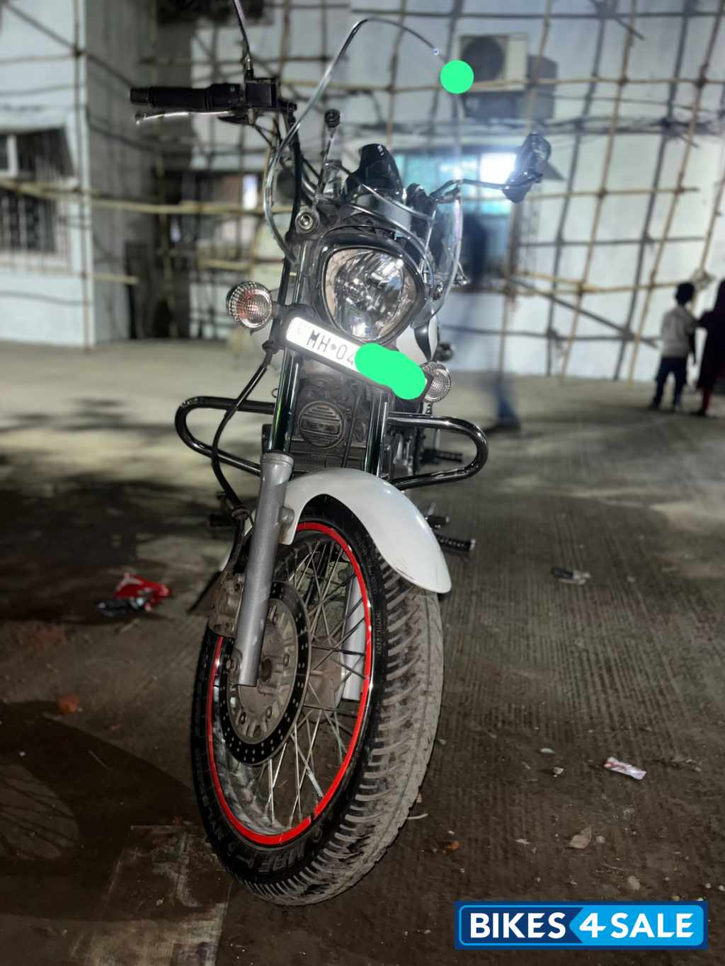 White Bajaj Avenger Cruise 220