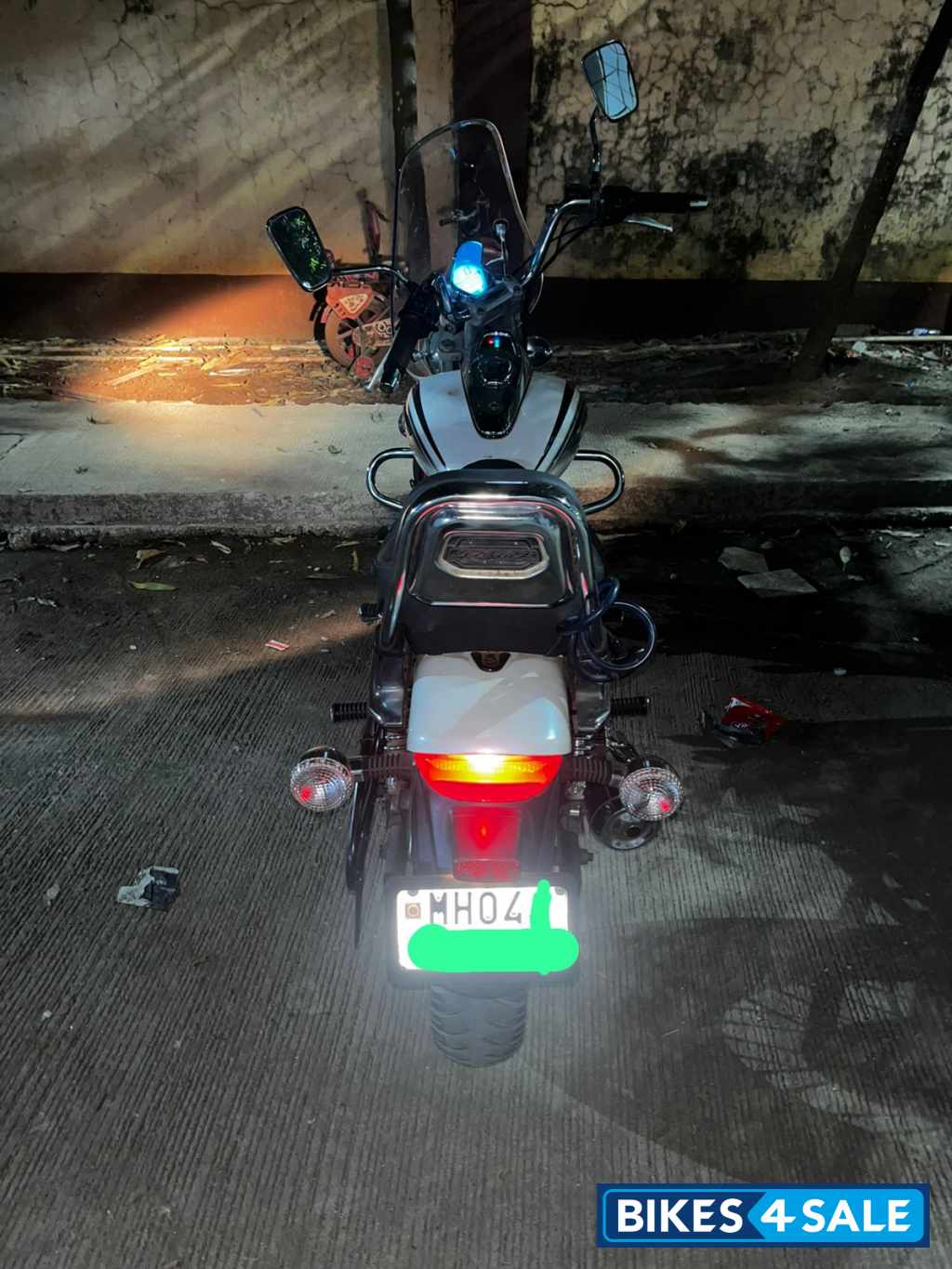 White Bajaj Avenger Cruise 220