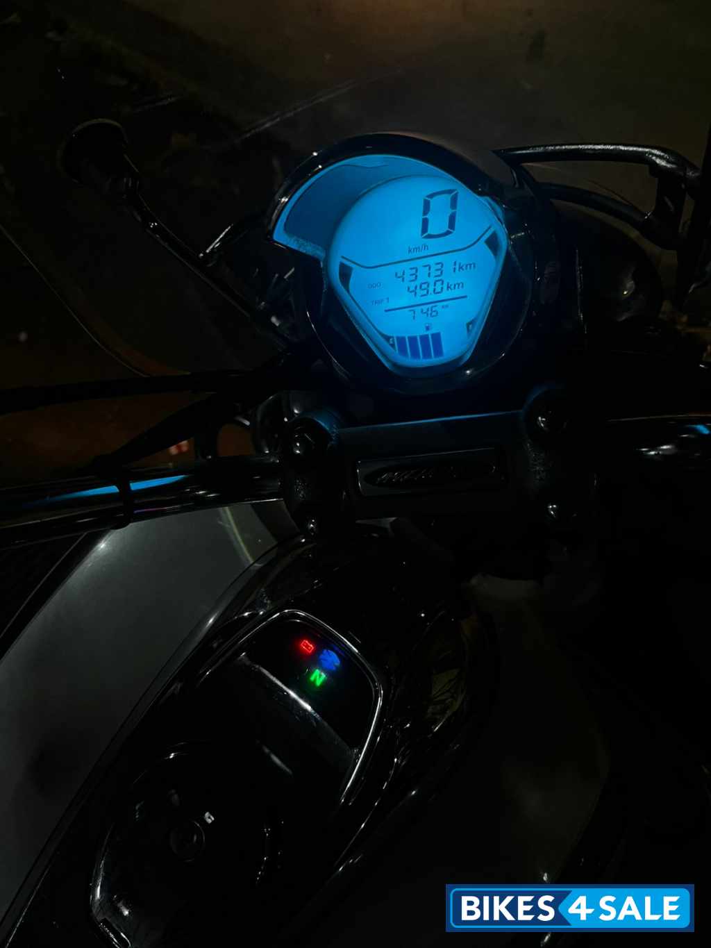 White Bajaj Avenger Cruise 220