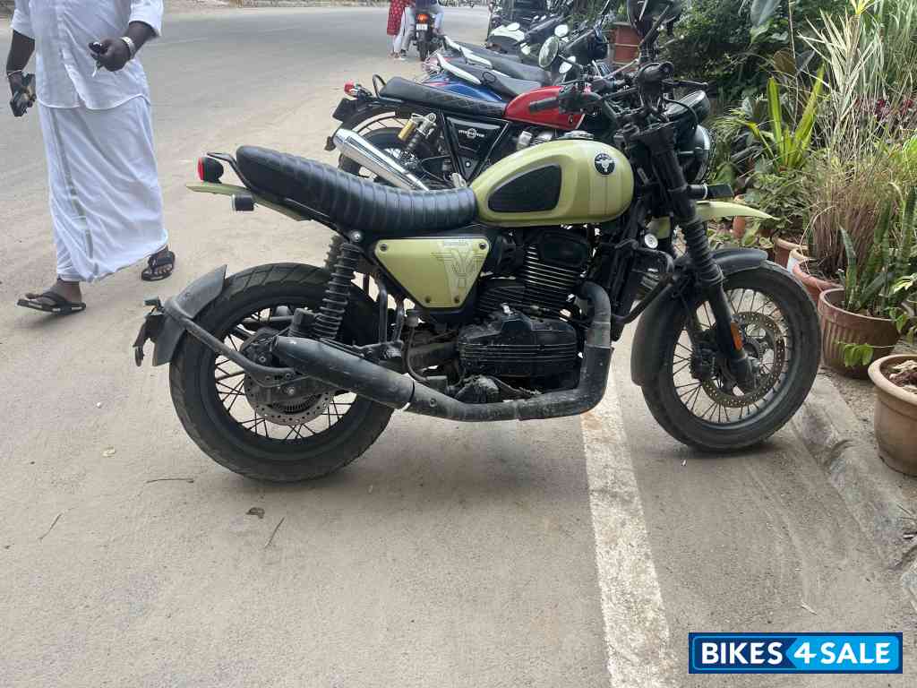 Yezdi Scrambler Single Tone