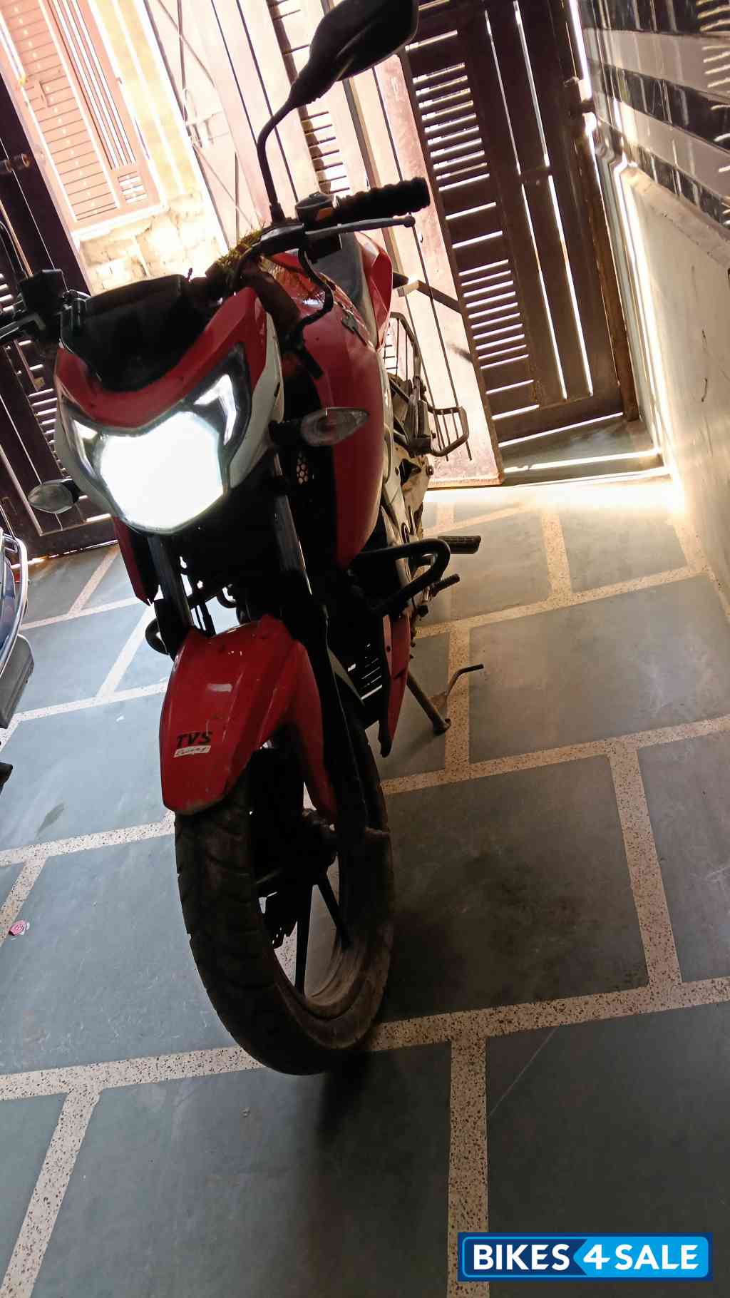 Red TVS Apache RTR 160 4V
