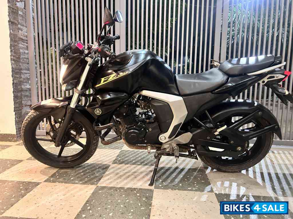 Black Yamaha FZ FI V2