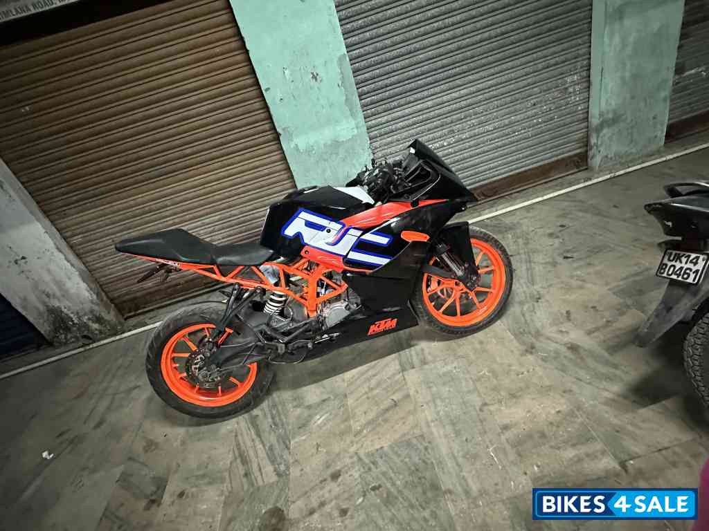 Black KTM RC 200