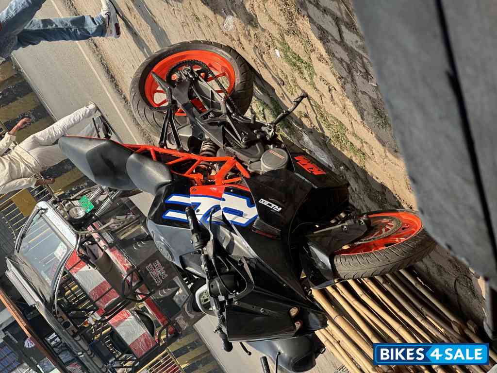 Black KTM RC 200