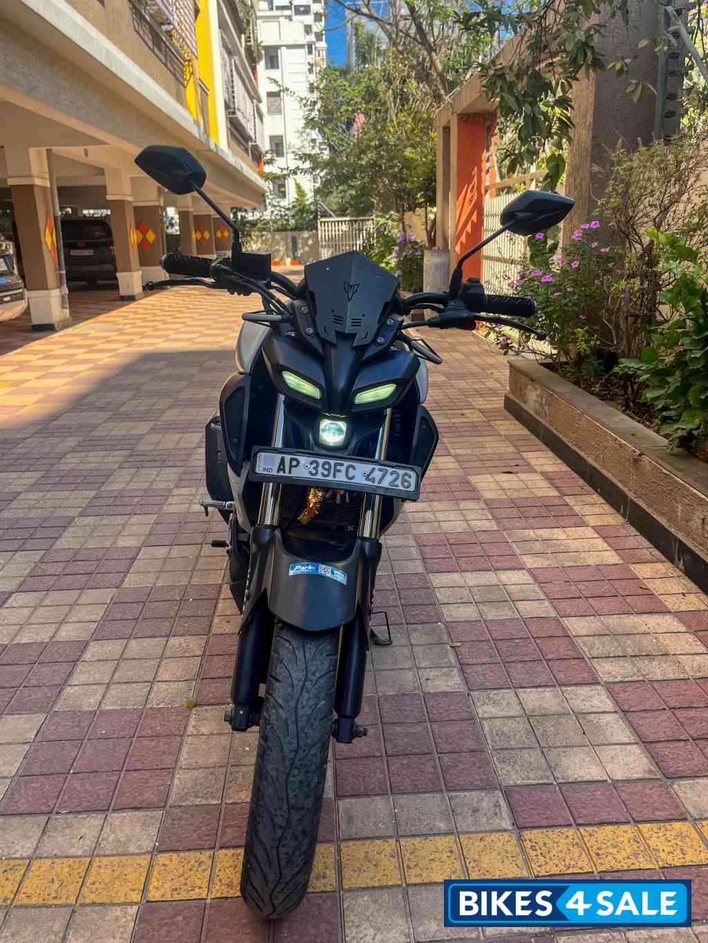 Mat Light Grey Metallic Yamaha MT-15