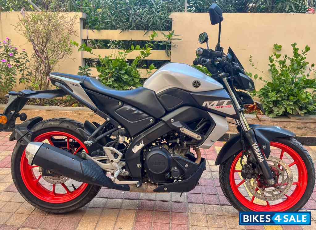 Mat Light Grey Metallic Yamaha MT-15