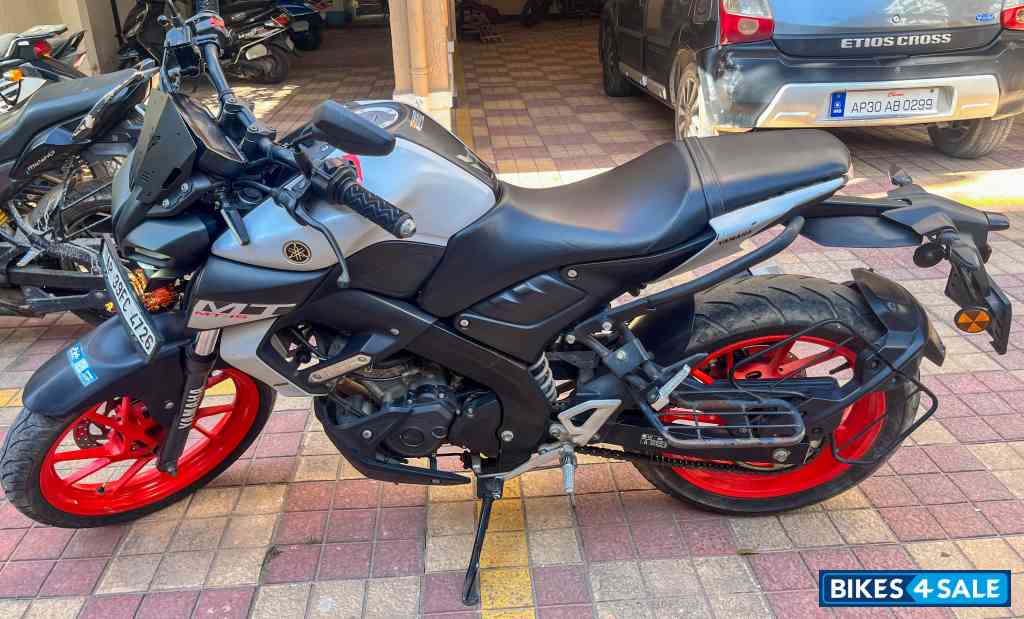 Mat Light Grey Metallic Yamaha MT-15