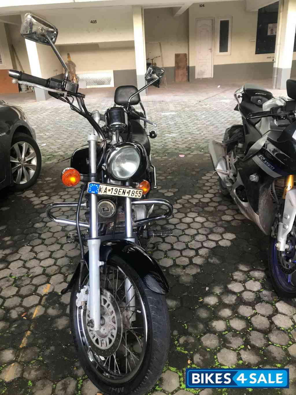 Black Bajaj Avenger 220 DTS-i